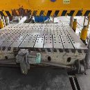 在位：800吨四柱液压机。移动台，多点顶出。有效台面2.