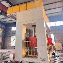 南通1250吨框架液压机。有效台面2.5X4米，开口1.85米.